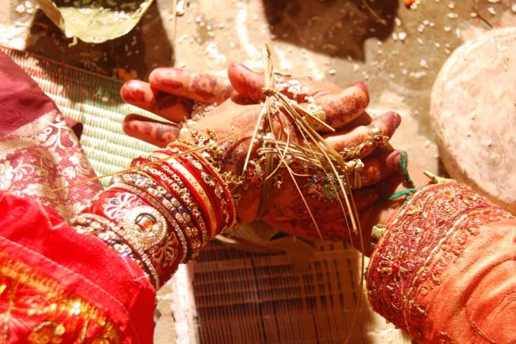 বিয়ের গহনা হাতে